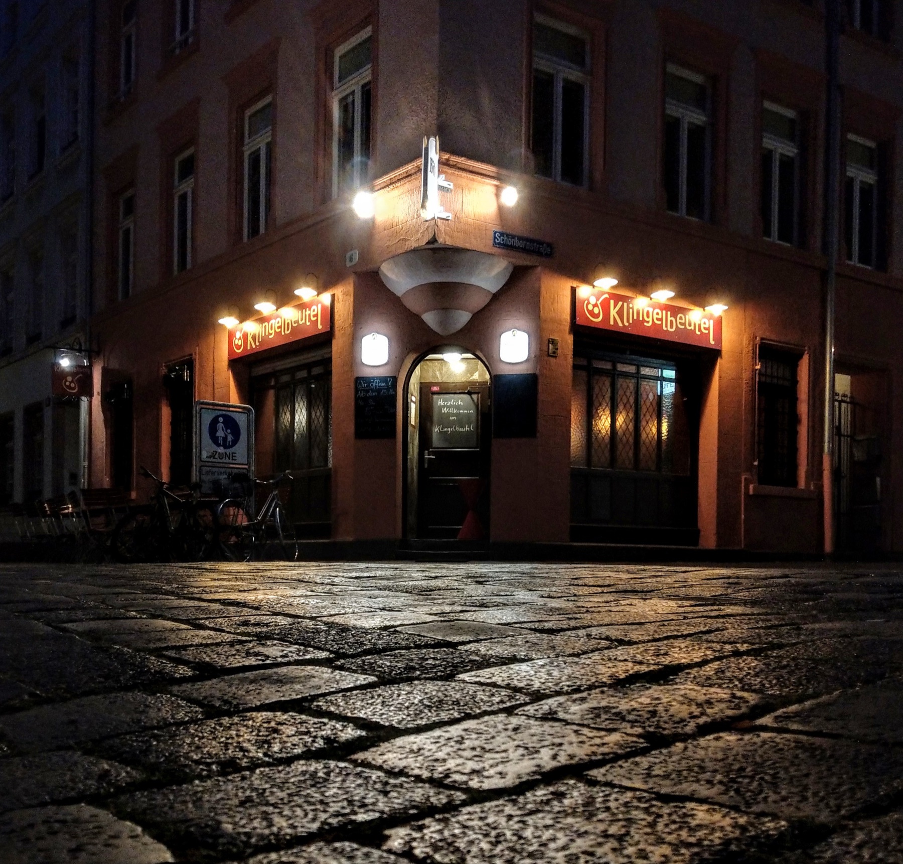 Die beleuchtete Kneipe Klingelbeutel an der Ecke in der Mainzer Altstadt